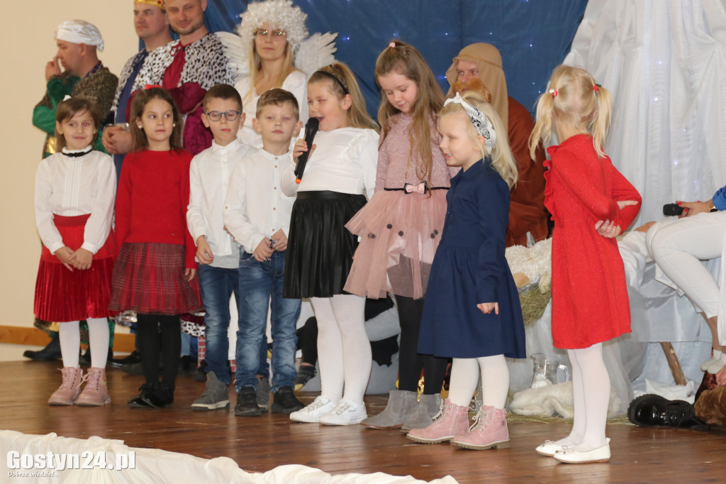 Jasełka w wykonaniu dzieci i rodziców z przedszkola w Łęce Wielkiej