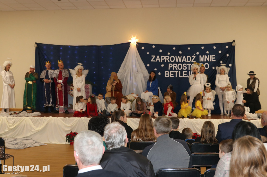 Jasełka w wykonaniu dzieci i rodziców z przedszkola w Łęce Wielkiej