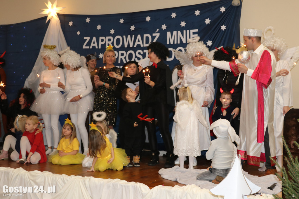 Jasełka w wykonaniu dzieci i rodziców z przedszkola w Łęce Wielkiej