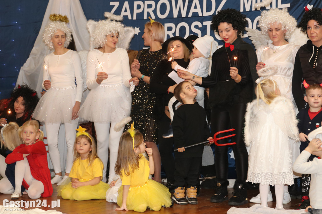 Jasełka w wykonaniu dzieci i rodziców z przedszkola w Łęce Wielkiej