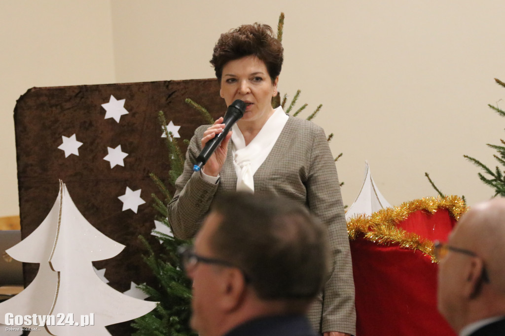 Jasełka w wykonaniu dzieci i rodziców z przedszkola w Łęce Wielkiej