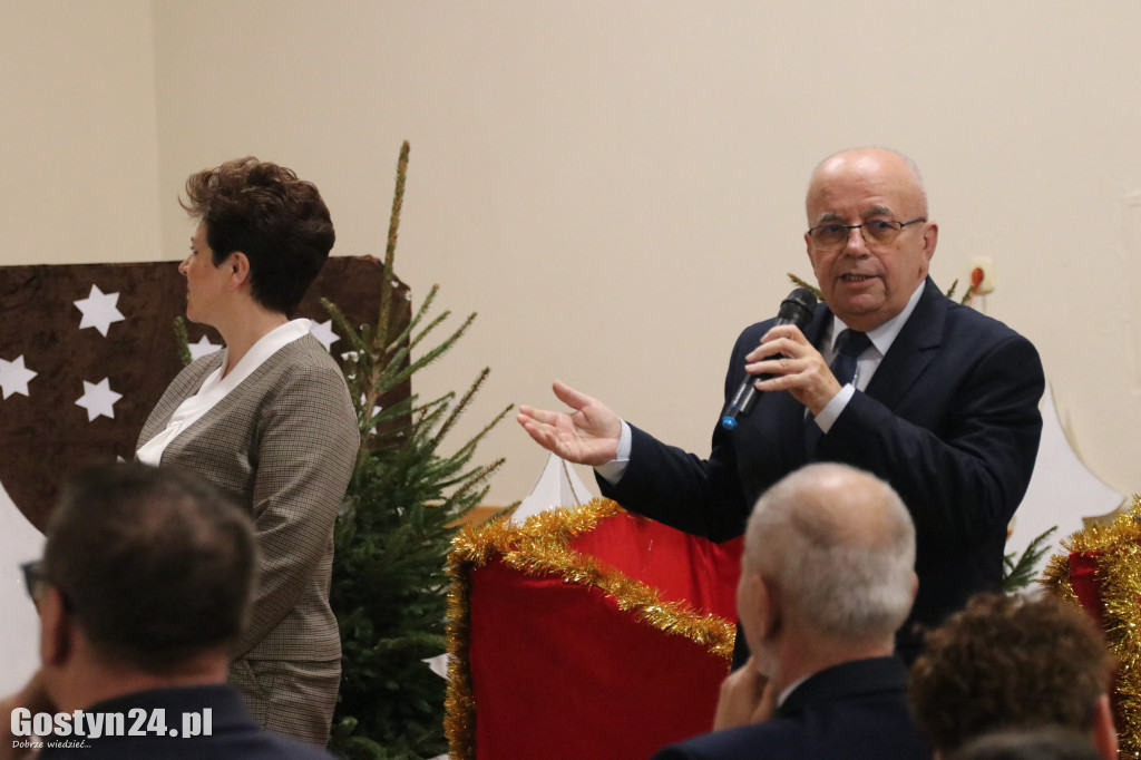 Jasełka w wykonaniu dzieci i rodziców z przedszkola w Łęce Wielkiej