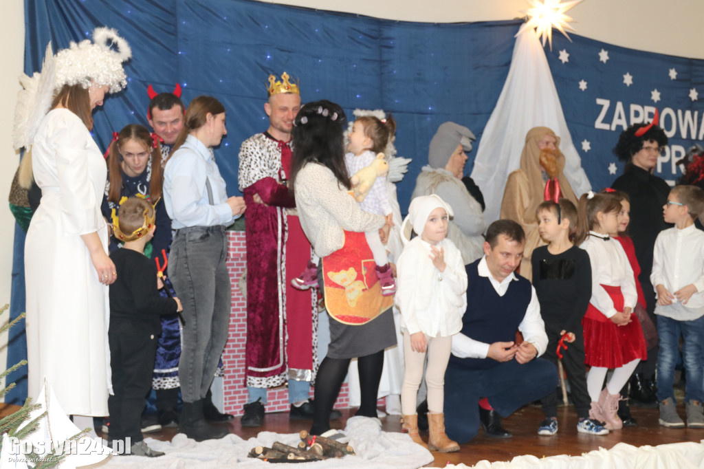 Jasełka w wykonaniu dzieci i rodziców z przedszkola w Łęce Wielkiej