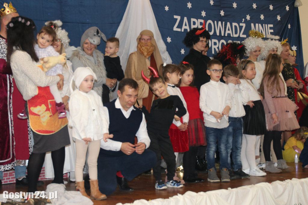 Jasełka w wykonaniu dzieci i rodziców z przedszkola w Łęce Wielkiej