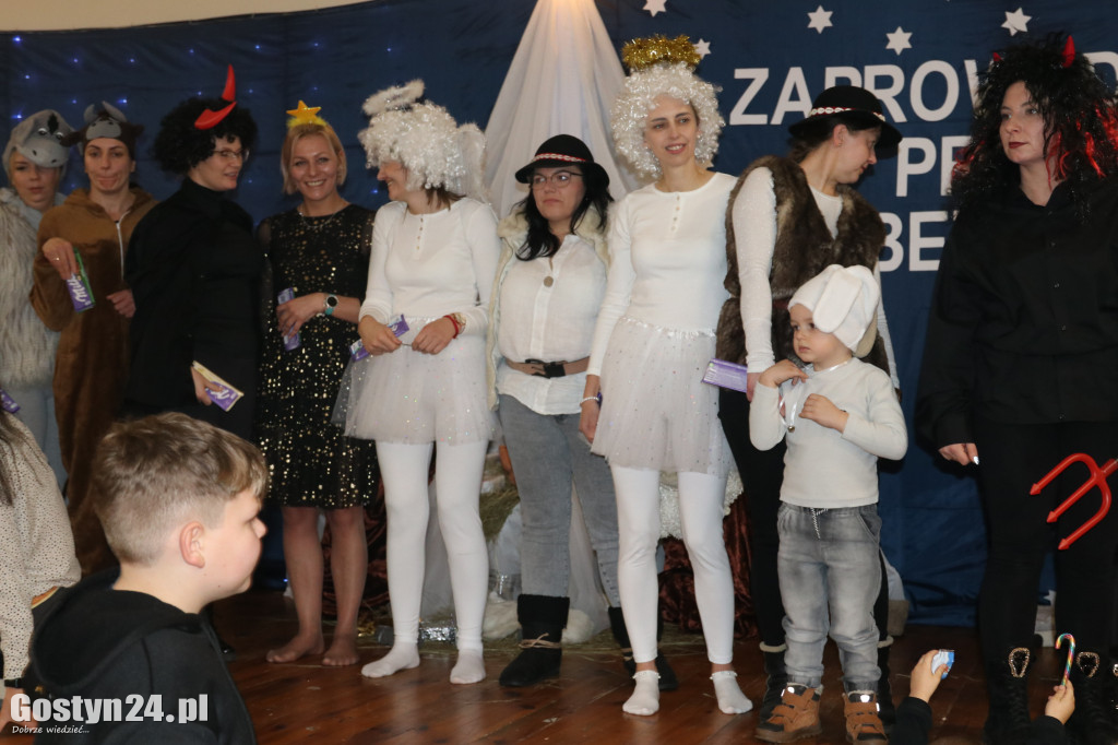 Jasełka w wykonaniu dzieci i rodziców z przedszkola w Łęce Wielkiej