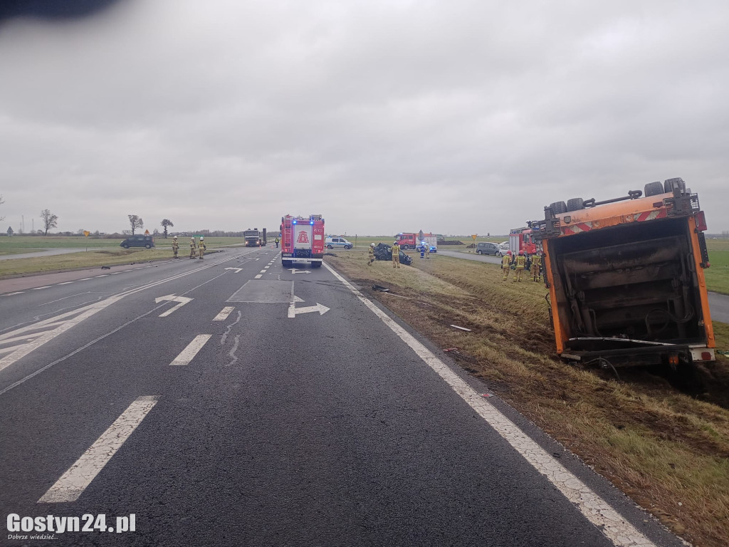 Wypadek z udziałem smieciarki na K12