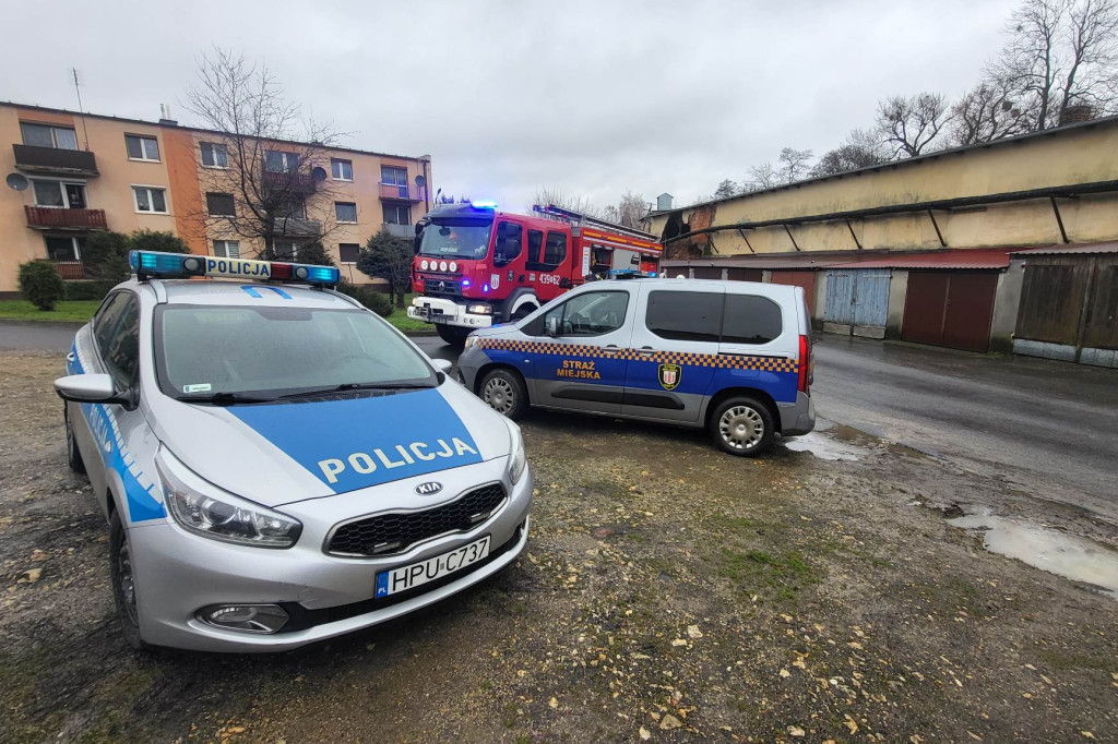 Ściana runęła na garaże w Goli