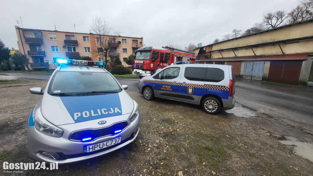 Ściana runęła na garaże w Goli