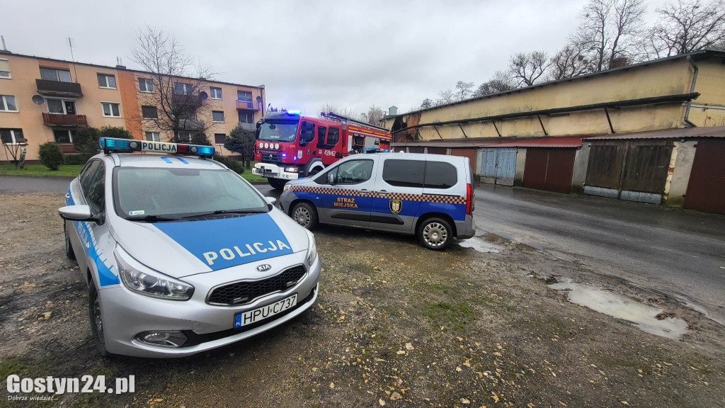 Ściana runęła na garaże w Goli