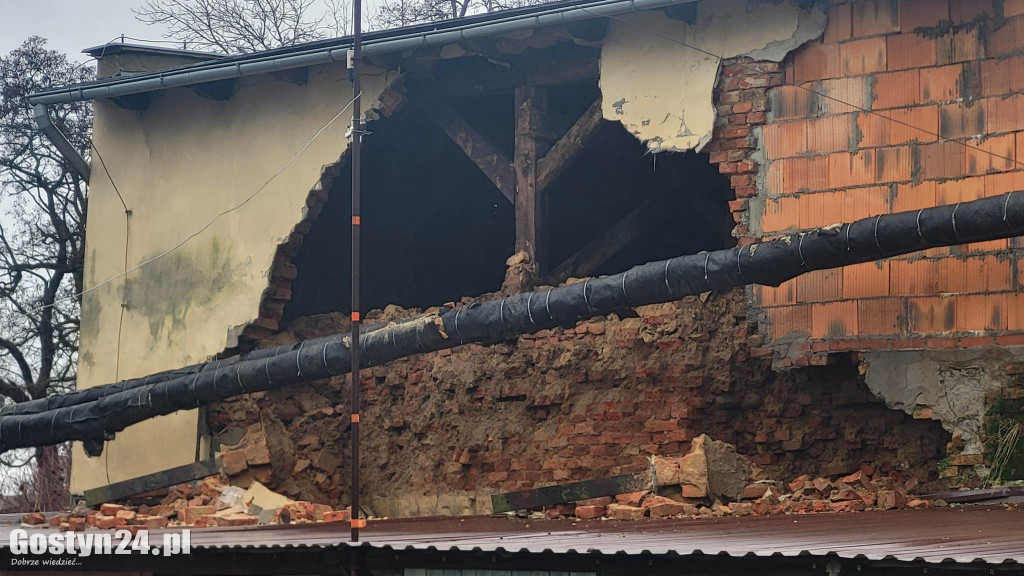 Ściana runęła na garaże w Goli