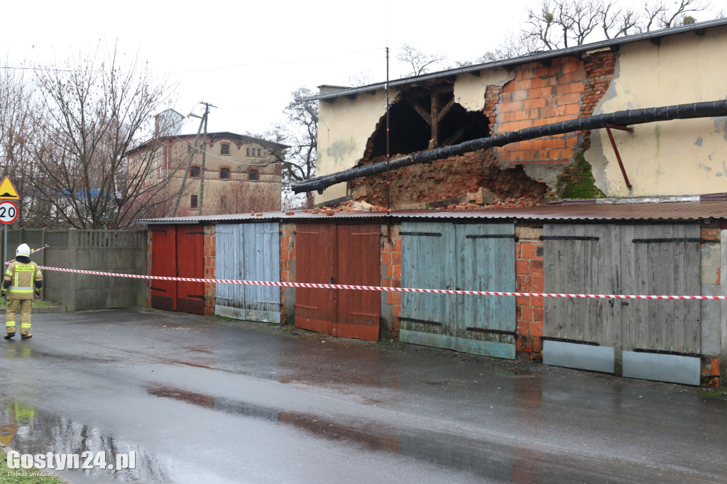 Ściana runęła na garaże w Goli