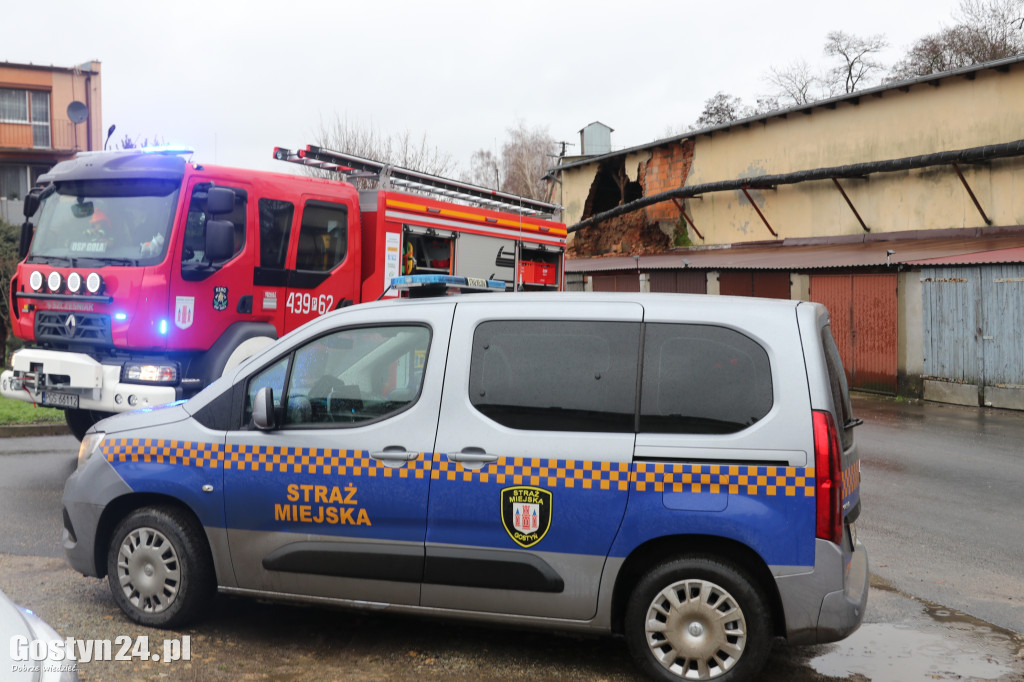 Ściana runęła na garaże w Goli
