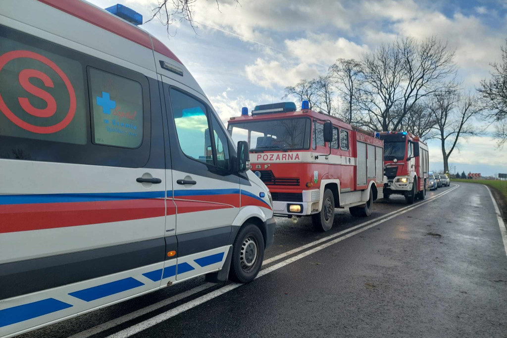 Samochód uderzył w drzewo. Poważnie ranny 41-latek