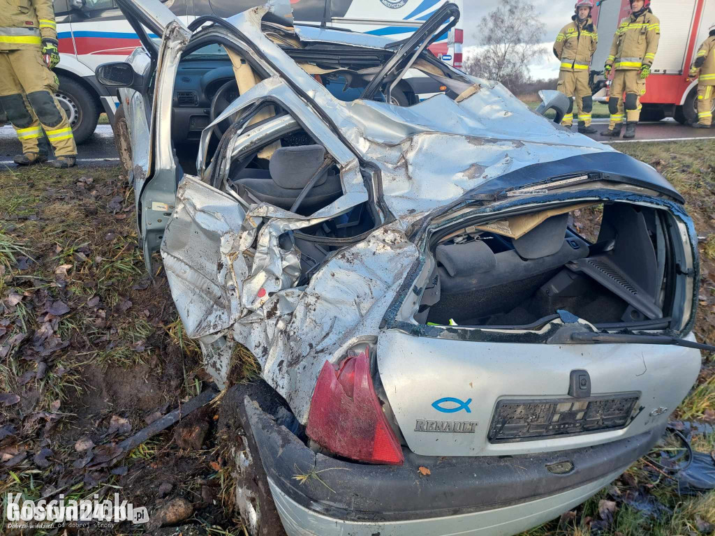 Samochód uderzył w drzewo. Poważnie ranny 41-latek