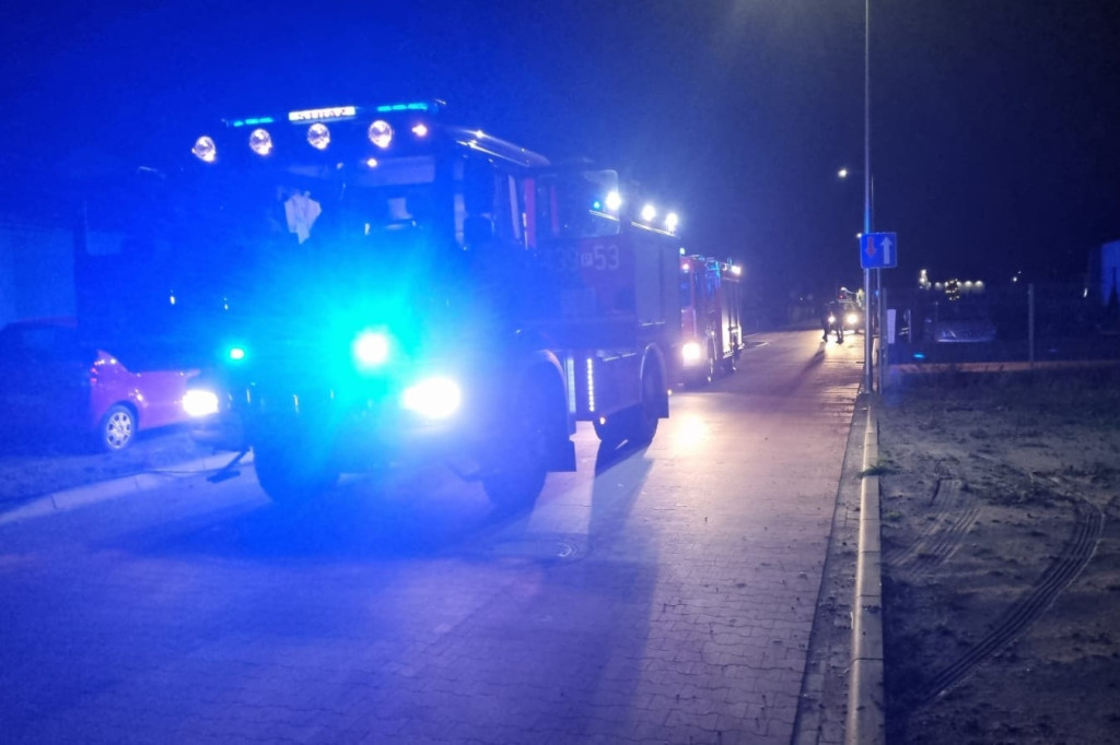 Pożar dwóch samochodów na osiedlu w Krobi