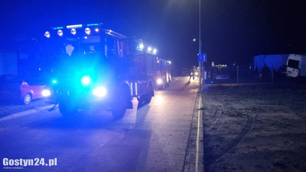 Pożar dwóch samochodów na osiedlu w Krobi