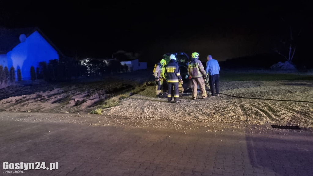 Pożar dwóch samochodów na osiedlu w Krobi
