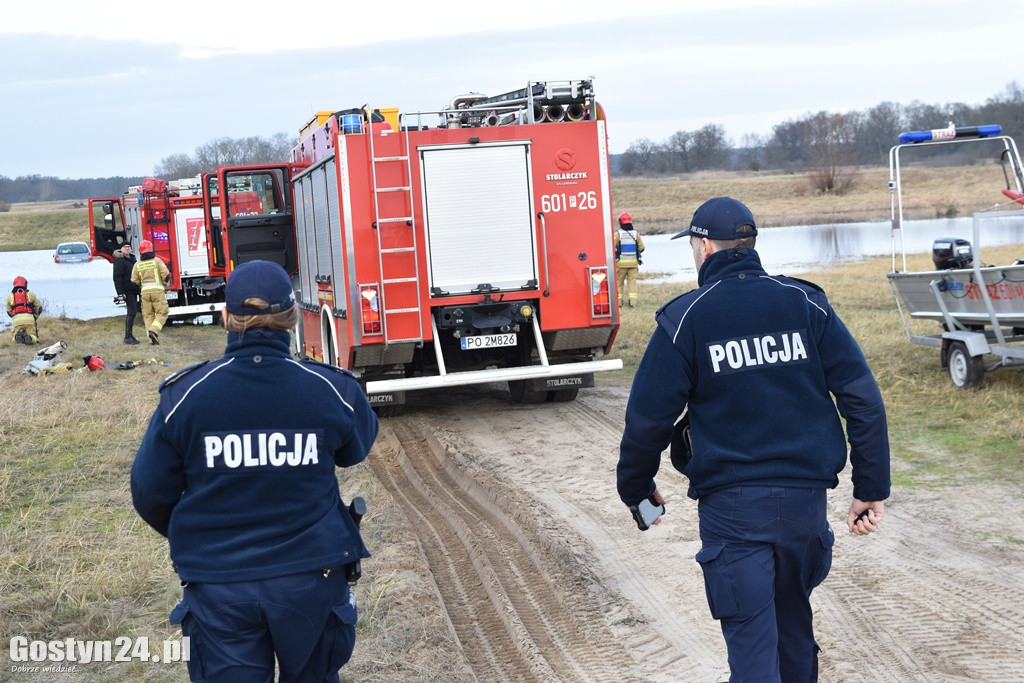 Wjechał autem w rozlewisko i utknął