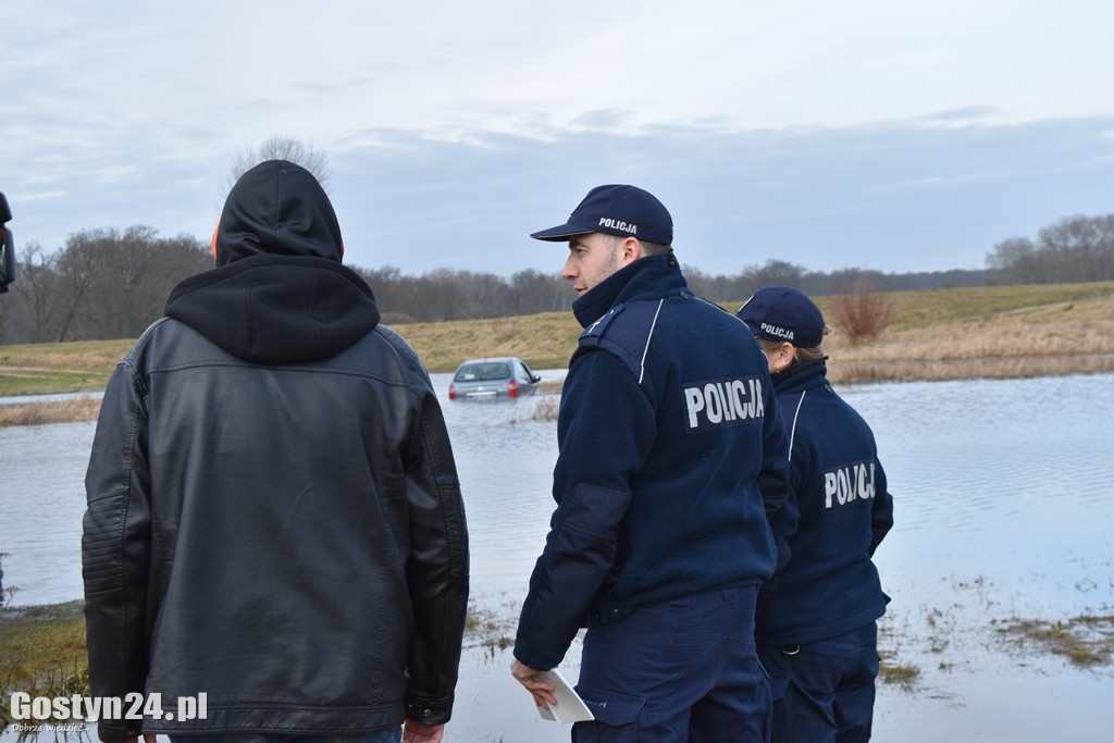 Wjechał autem w rozlewisko i utknął