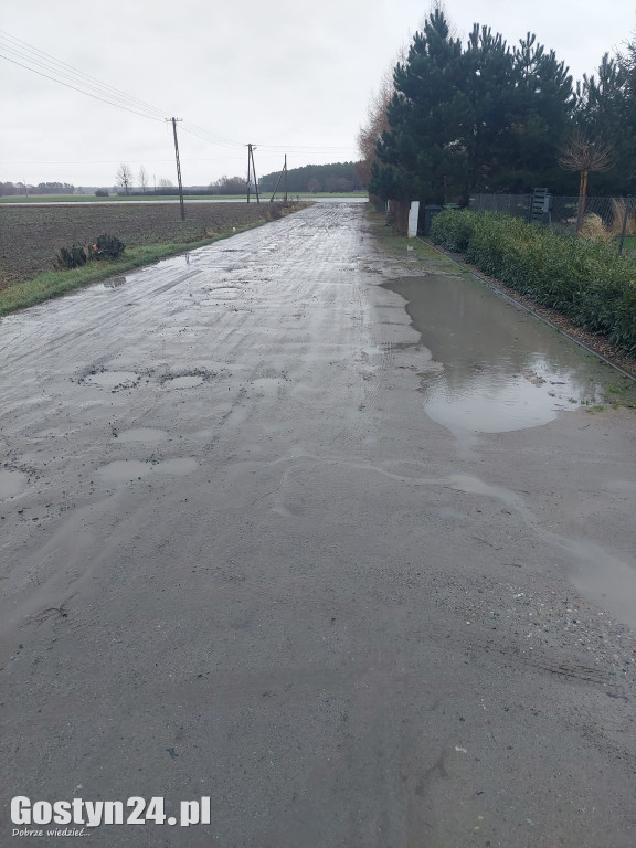 Dramat jest na całej szerokości. Mieszkańcy mówią dość! Żądają od władz gminy naprawienia tej drogi