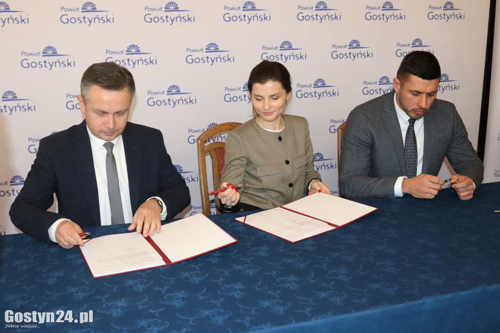 Podpisanie umów na drogi w gostyńskim starostwie