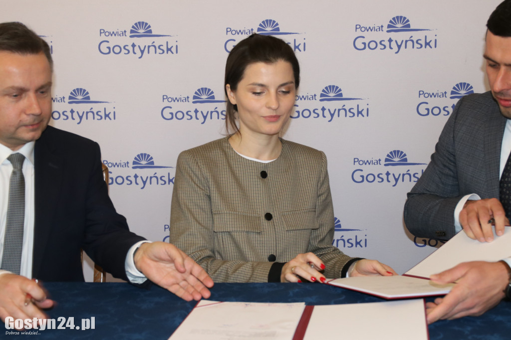 Podpisanie umów na drogi w gostyńskim starostwie