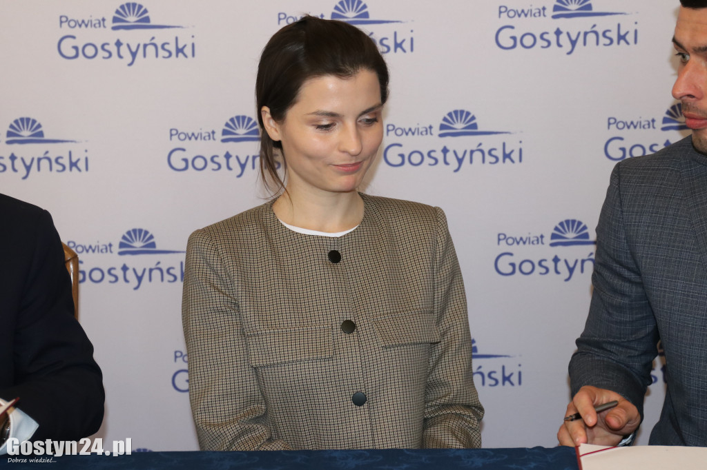 Podpisanie umów na drogi w gostyńskim starostwie
