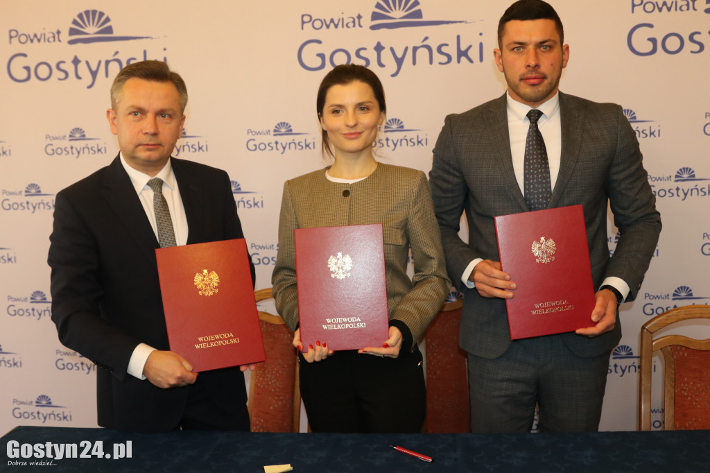 Podpisanie umów na drogi w gostyńskim starostwie