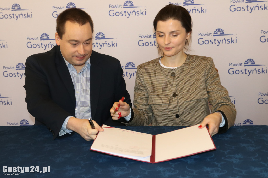 Podpisanie umów na drogi w gostyńskim starostwie