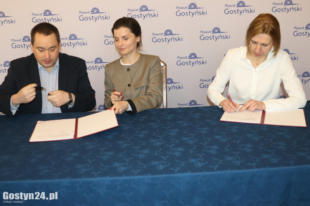 Podpisanie umów na drogi w gostyńskim starostwie
