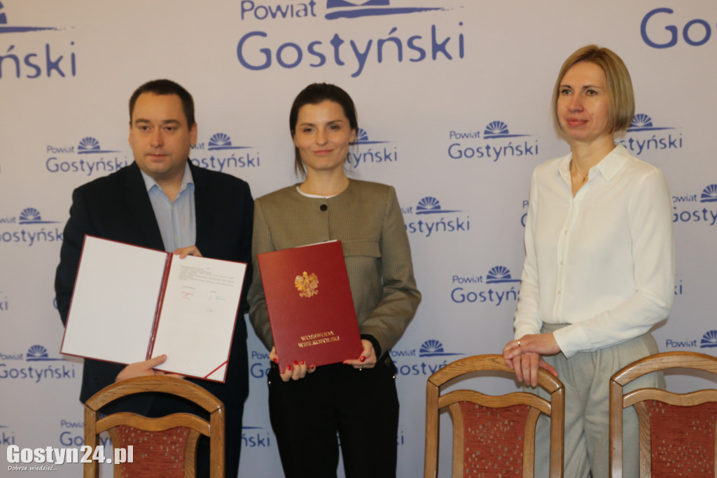 Podpisanie umów na drogi w gostyńskim starostwie