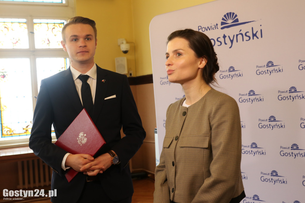 Podpisanie umów na drogi w gostyńskim starostwie