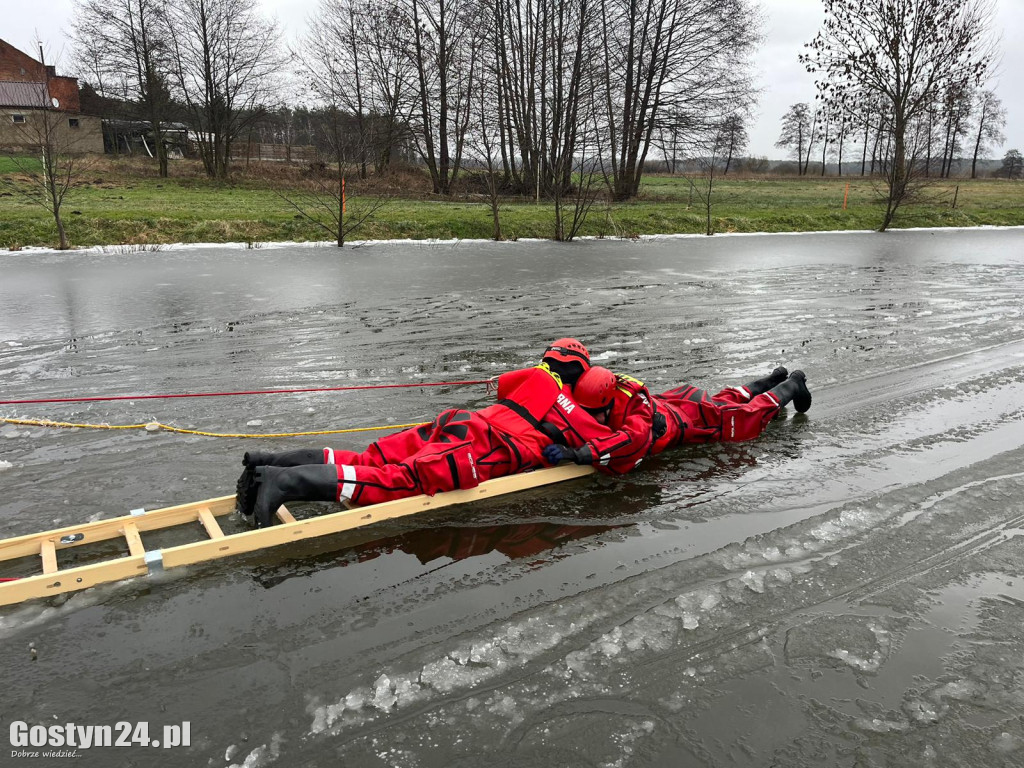 Z lodem nie ma żartów! Policjanci apelują. Strażacy postawili na praktykę