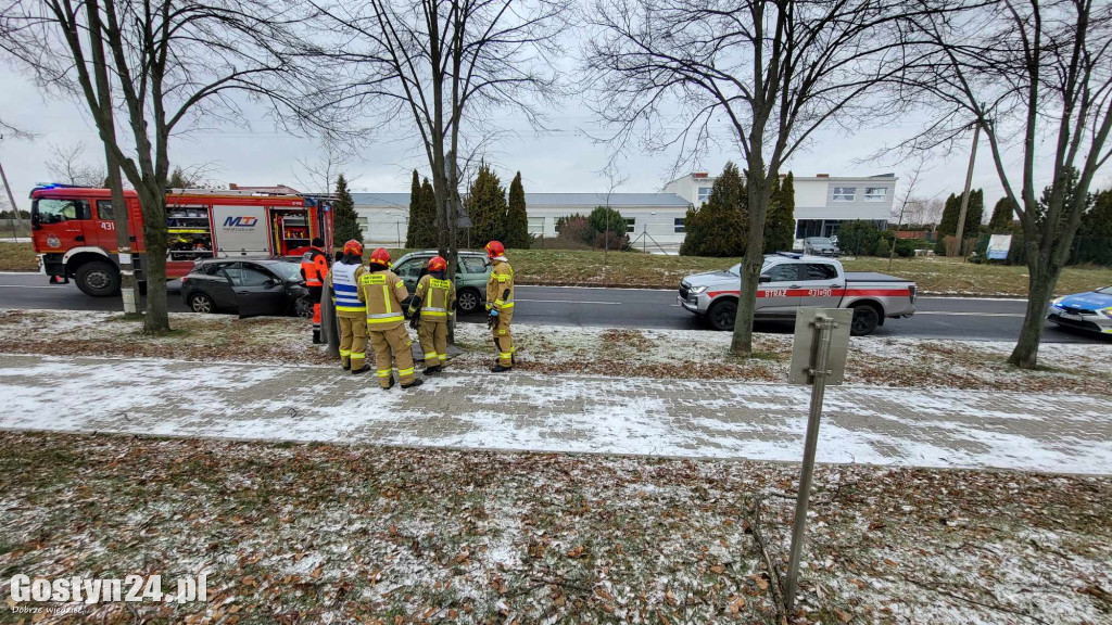 Kraksa koło mleczarni. Jeden z kierowców oddalił się z miejsca wypadku