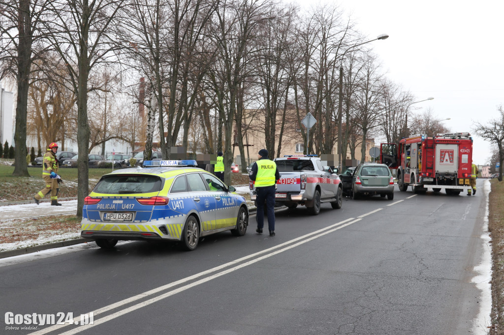 Kraksa koło mleczarni. Jeden z kierowców oddalił się z miejsca wypadku