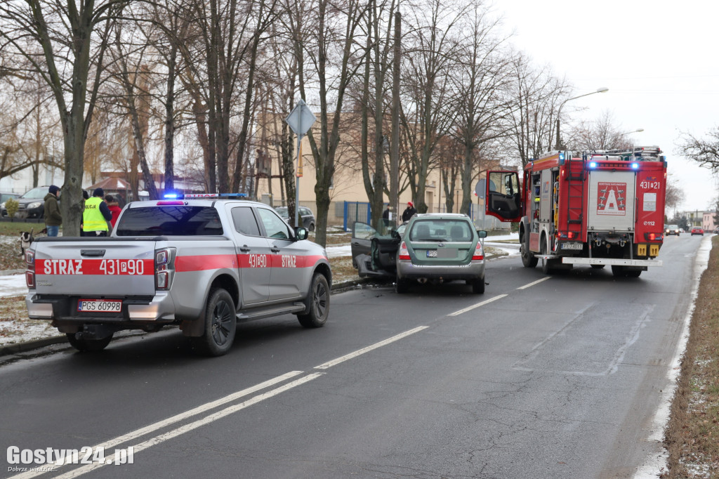 Kraksa koło mleczarni. Jeden z kierowców oddalił się z miejsca wypadku