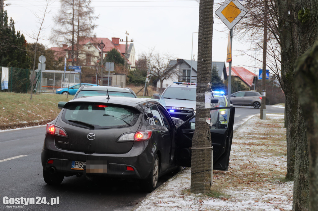 Kraksa koło mleczarni. Jeden z kierowców oddalił się z miejsca wypadku