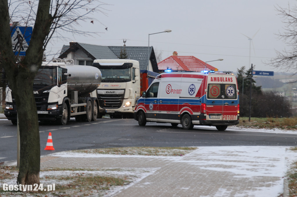 Kraksa koło mleczarni. Jeden z kierowców oddalił się z miejsca wypadku