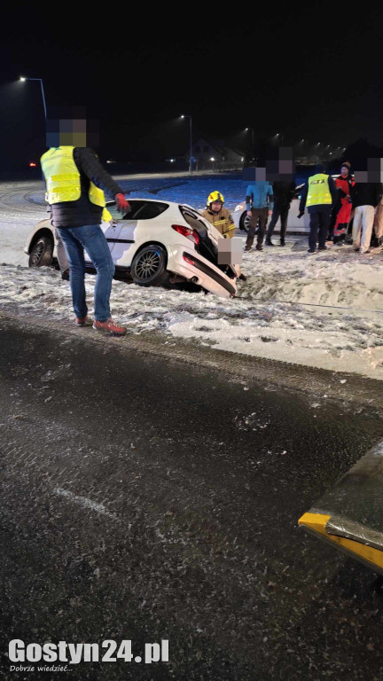 Samochód wjechał do rowu na obwodnicy Krobi