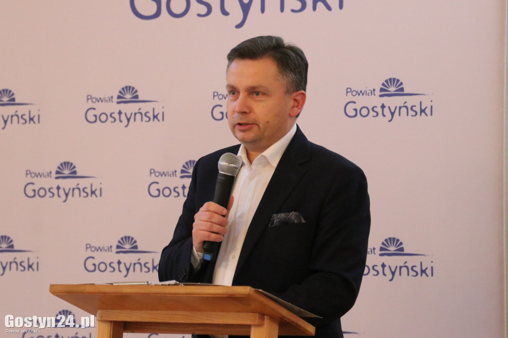 Wręczenie umów dla NGO w gostyńskim liceum