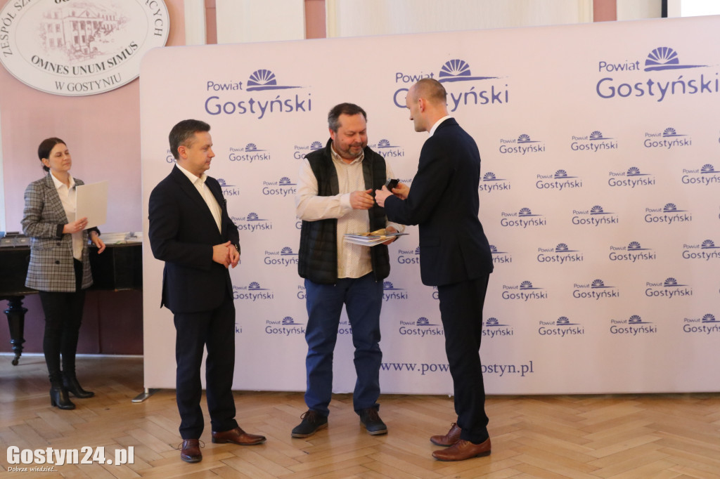 Wręczenie umów dla NGO w gostyńskim liceum