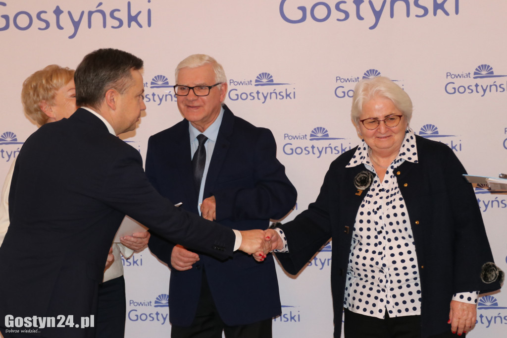 Wręczenie umów dla NGO w gostyńskim liceum