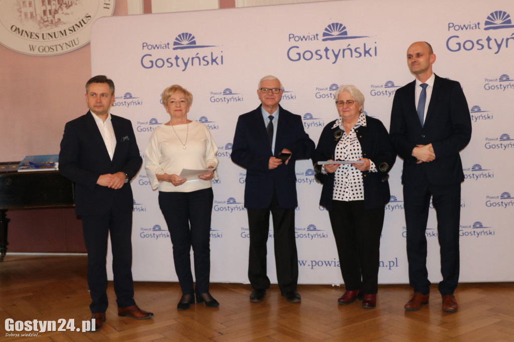 Wręczenie umów dla NGO w gostyńskim liceum