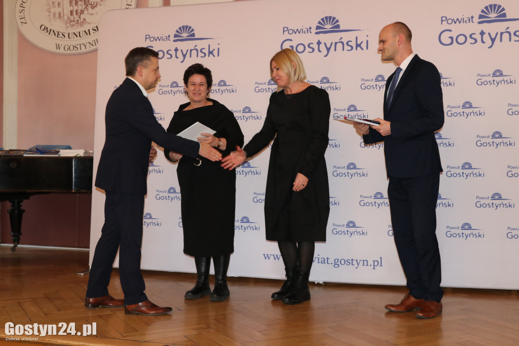 Wręczenie umów dla NGO w gostyńskim liceum