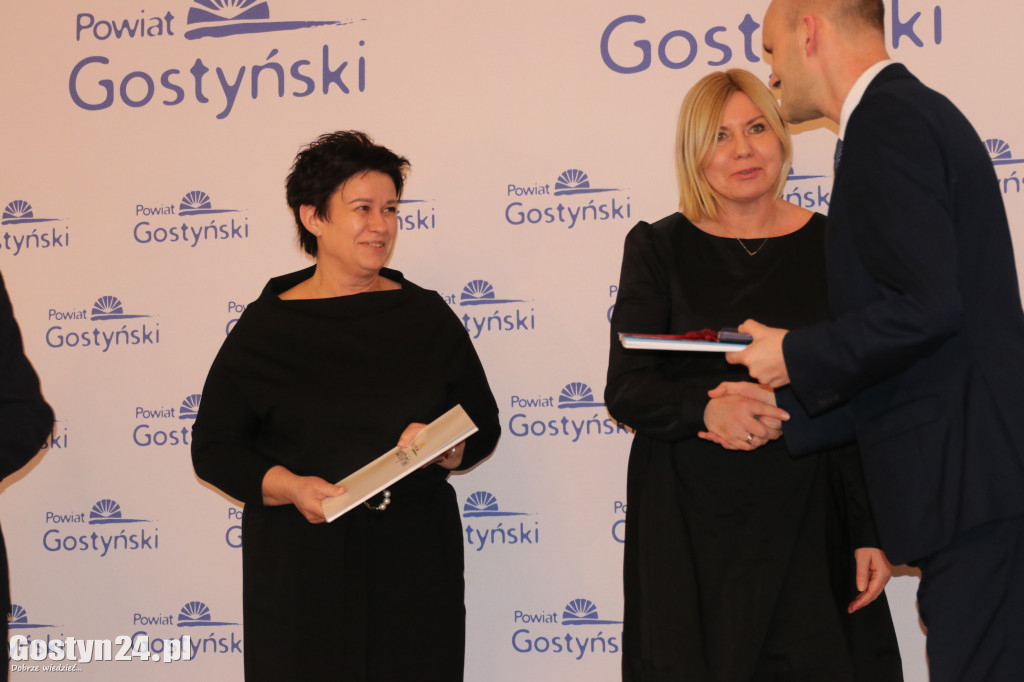 Wręczenie umów dla NGO w gostyńskim liceum