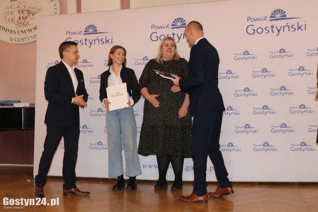 Wręczenie umów dla NGO w gostyńskim liceum