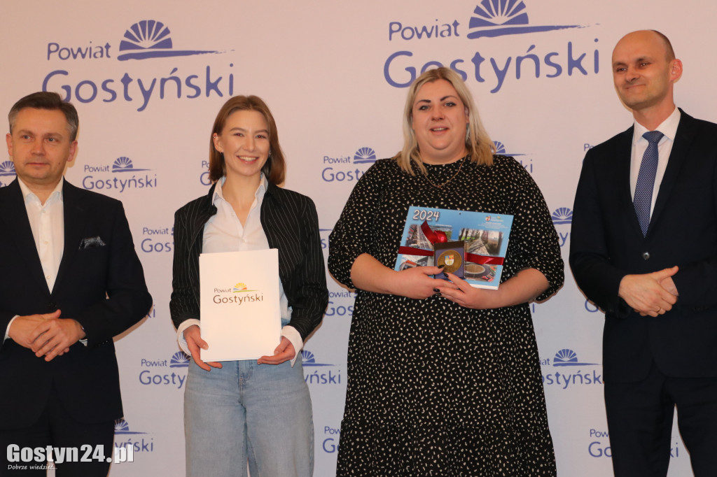 Wręczenie umów dla NGO w gostyńskim liceum