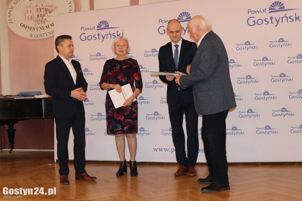 Wręczenie umów dla NGO w gostyńskim liceum