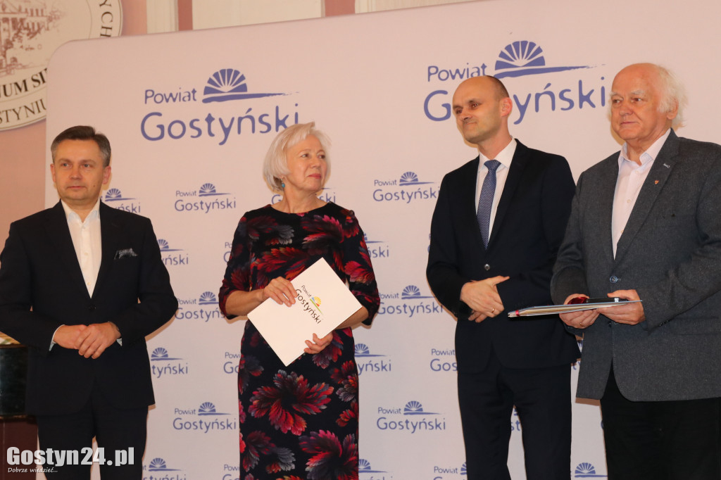Wręczenie umów dla NGO w gostyńskim liceum