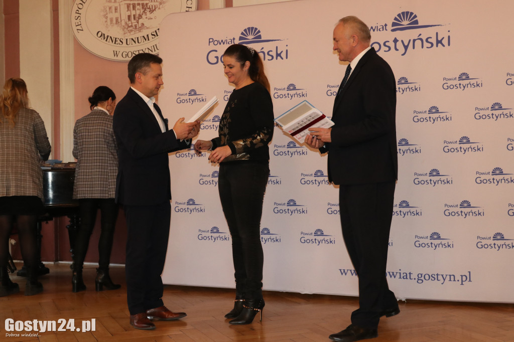 Wręczenie umów dla NGO w gostyńskim liceum